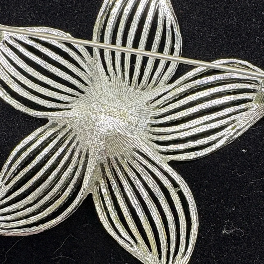 Sarah Cov Elegant Silver Flower Brooch - Picture 3 of 4